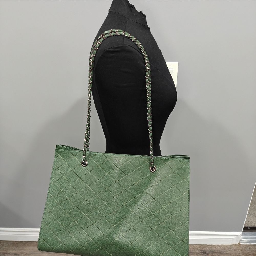 🐢 Green Quilted Vegan Leather Tote. Convertible Strap. - Picture 15 of 15